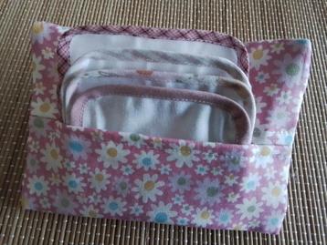 Poppenkleertjes  BILLENDOEKJES-ETUITJE met 4 wasbare doekjes beschikbaar voor biedingen
