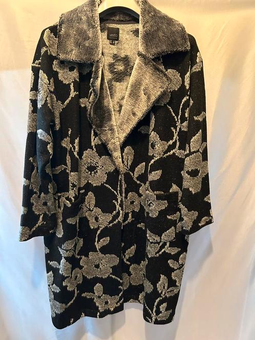 Jas Yesta maat 1 = 48, Kleding | Dames, Grote Maten, Nieuw, Jas of Mantel, Zwart, Ophalen of Verzenden
