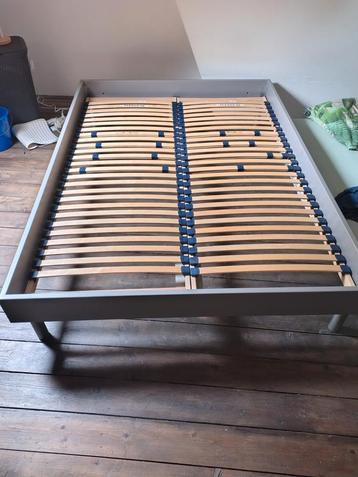 Grijs houten Bed 146x205 + evt. matras 140x200 beschikbaar voor biedingen