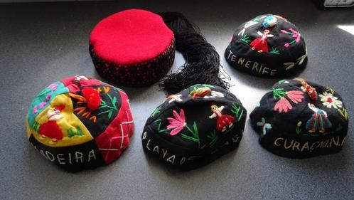 1 Fez en 4 keppeltjes uit diverse landen c.q. oorden, Verzamelen, Kleding en Patronen, Zo goed als nieuw, Hoed, Pet, of Sjaal