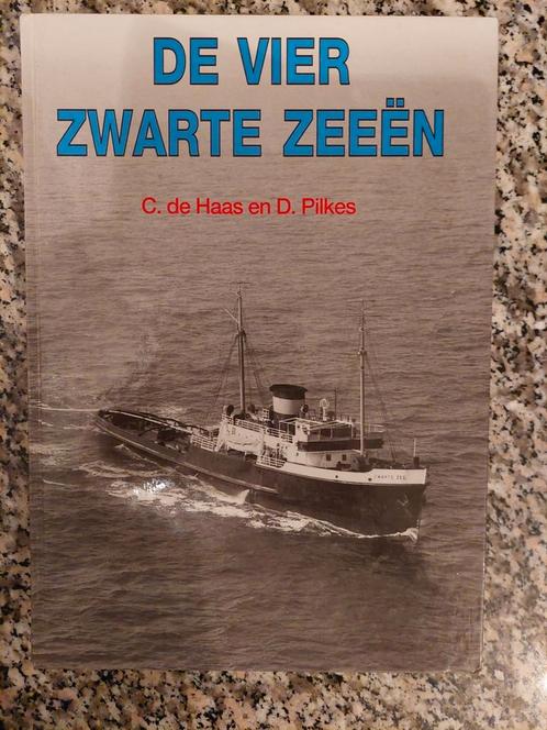 DE VIER ZWARTE ZEEËN C.DE HAAS EN D. PILKES 1992, Verzamelen, Scheepvaart, Zo goed als nieuw, Boek of Tijdschrift, Motorboot, Ophalen of Verzenden