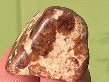 Spessartien (Granaat in Kalksteen) uit Namibië edelsteen
