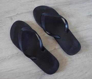 Zwarte slippers voor dames of heren - maat 40 beschikbaar voor biedingen
