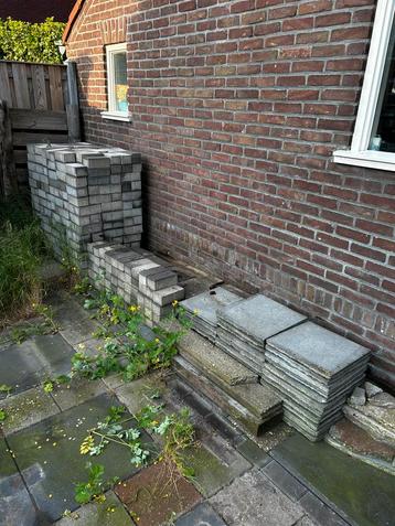 GRATIS!!!   Stenen en tegels  beschikbaar voor biedingen