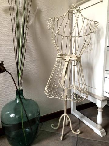 Decoratieve paspop, metalen buste op voet