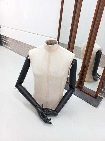 antieke mannequin beschikbaar voor biedingen