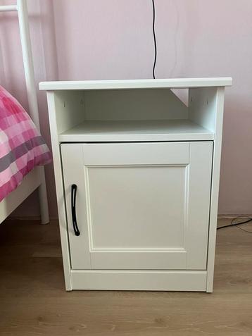 Te koop: 2 witte nachtkastjes (Songesand IKEA) beschikbaar voor biedingen