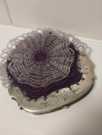 Antiek kralentasje met zilveren beugel 1878 beschikbaar voor biedingen