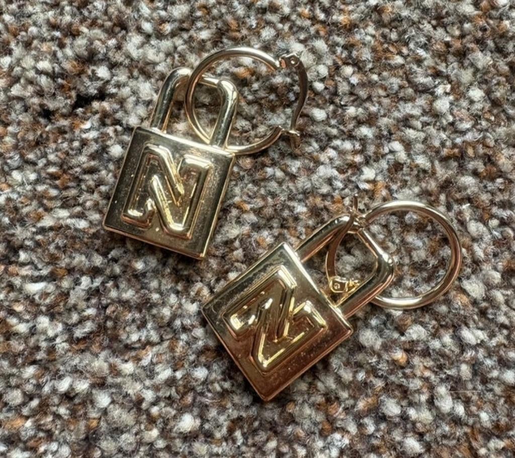 Nikkie oorbellen goudkleurig, Ophalen of Verzenden, Nieuw, Goud, Overige materialen