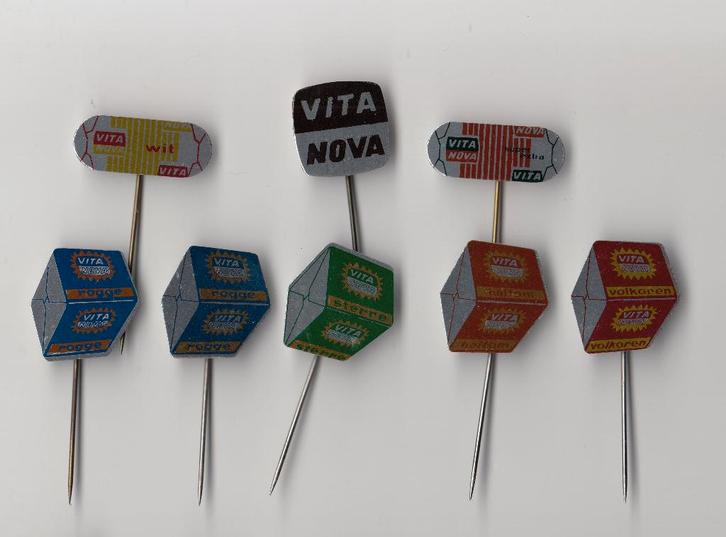Vita Nova Brood Bakker Bakkerij speldjes, Verzamelen, Speldjes, Pins en Buttons, Gebruikt, Speldje of Pin, Overige onderwerpen