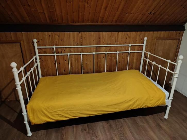 Bedframe Ikea Tromsnes wit metaal, Huis en Inrichting, Slaapkamer | Bedden, Zo goed als nieuw, Eenpersoons, 90 cm, 200 cm, Metaal