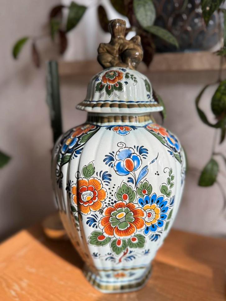 Delfts Polychroom vaas met deksel –Holland Handwerk, Antiek en Kunst, Antiek | Vazen, Ophalen of Verzenden