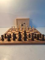 Groot houten schaakspel en damspel, Hobby en Vrije tijd, Gezelschapsspellen | Bordspellen, Ophalen of Verzenden, Zo goed als nieuw