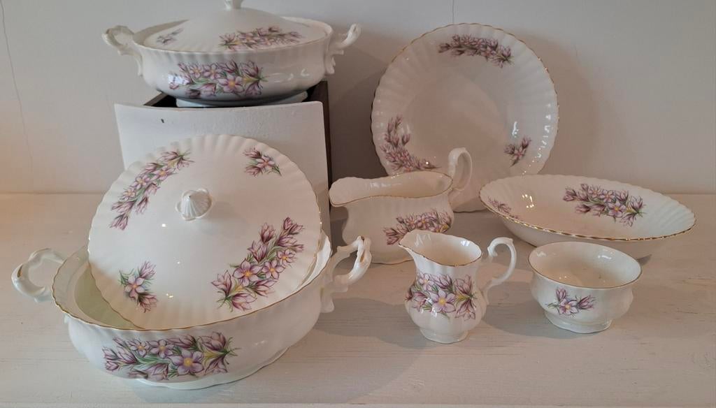 Richmond vintage servies bone china 64 delig, Verzamelen, Porselein, Kristal en Bestek, Ophalen of Verzenden