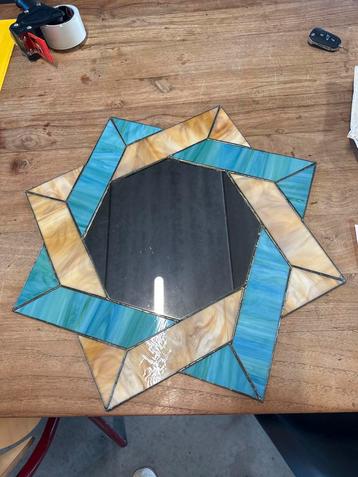 Antieke Spiegel met Kleurrijk Glas beschikbaar voor biedingen