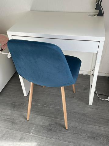 MICKE Bureau ikea + blue chair beschikbaar voor biedingen