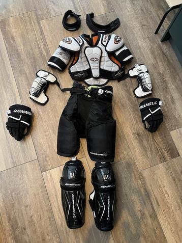 Junior ijshockey uitrusting beschikbaar voor biedingen