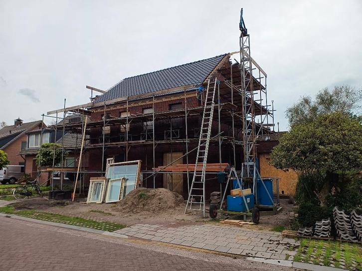 Grote complete steiger met veel planken, buizen en koppeling, Doe-het-zelf en Verbouw, Steigers, Gebruikt, Gevelsteiger, 5 meter of hoger