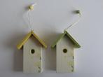 2 houten vogelhuisjes groen en geel hangers voor de paasboom, Ophalen of Verzenden, Zo goed als nieuw