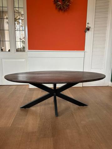 Nieuwe ovale bruine salontafel (1.30) beschikbaar voor biedingen