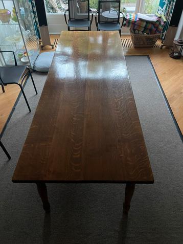 Prachtige eettafel beschikbaar voor biedingen