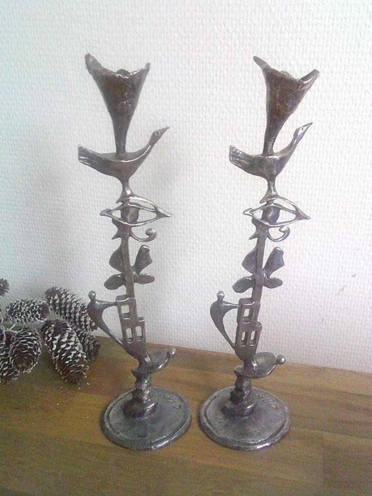 Corry ammerlaan- 2 kandelaars met figuratieve voorstellingen, Huis en Inrichting, Woonaccessoires | Kandelaars en Kaarsen, Gebruikt