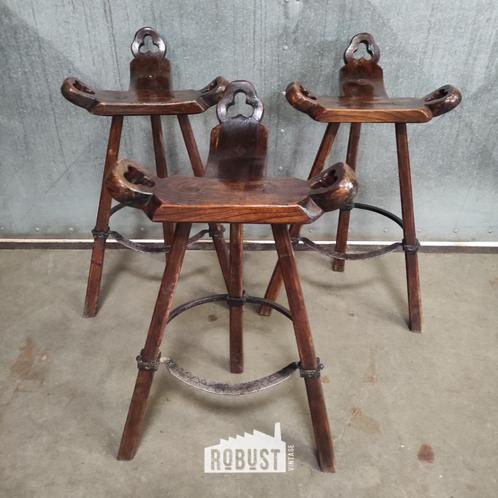 Vintage Brutalist barstoel Marbella | Confonorm Spanje 60s, Huis en Inrichting, Barkrukken, Zo goed als nieuw, 60 tot 90 cm, Hout
