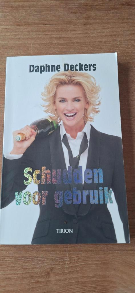 Daphne Deckers - Schudden voor gebruik, Boeken, Essays, Columns en Interviews, Zo goed als nieuw, Ophalen of Verzenden