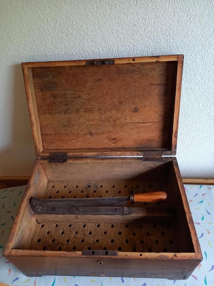 Antieke zweedse kandijsuikerkist met ingebouwd hakmes, Antiek en Kunst, Curiosa en Brocante, Ophalen