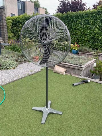 Zware ventilator op gietijzeren voet beschikbaar voor biedingen
