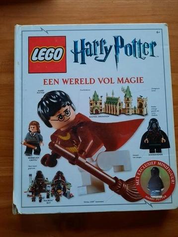 Groot boek (geen minifiguur erin) beschikbaar voor biedingen