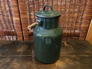 Donker groen Emaille melkbus met hengsel. beschikbaar voor biedingen