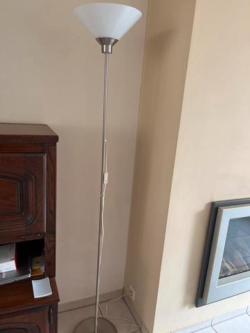 2 Staande Lampen - Metaal & Glas beschikbaar voor biedingen
