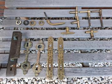 Antiek hang en sluitwerk beschikbaar voor biedingen