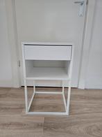 Nachtkastje VIKHAMMER wit, Huis en Inrichting, Slaapkamer | Nachtkastjes, Ophalen, Zo goed als nieuw, Minder dan 45 cm, 55 tot 70 cm