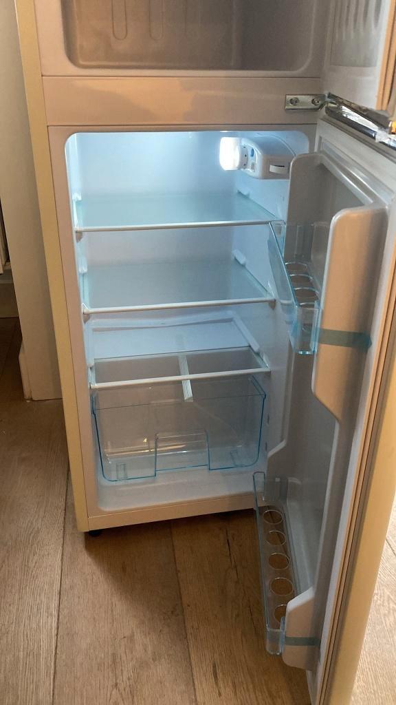 REFRIGERATOR WITH FREEZER, Huis en Inrichting, Keuken | Keukenelementen, 100 tot 150 cm, Minder dan 50 cm, 25 tot 50 cm, Wit, Ophalen