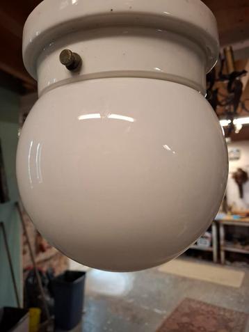 Origineel Art Deco witte bol in porselijn houder. beschikbaar voor biedingen