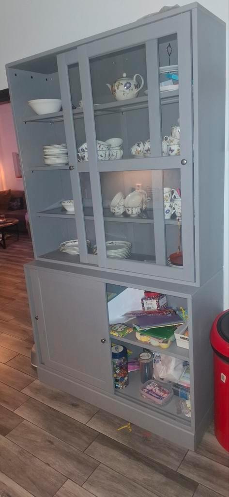 Mooie grijze vitrinekast / buffetkast, Huis en Inrichting, Kasten | Buffetkasten, 100 tot 150 cm, Grenenhout, Glas, Ophalen