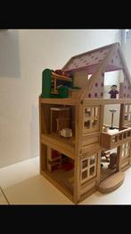 Poppenhuis, meubeltjes en een poppenfamilie, Verzamelen, Poppenhuizen en Toebehoren, Ophalen of Verzenden, Zo goed als nieuw, Poppenhuis