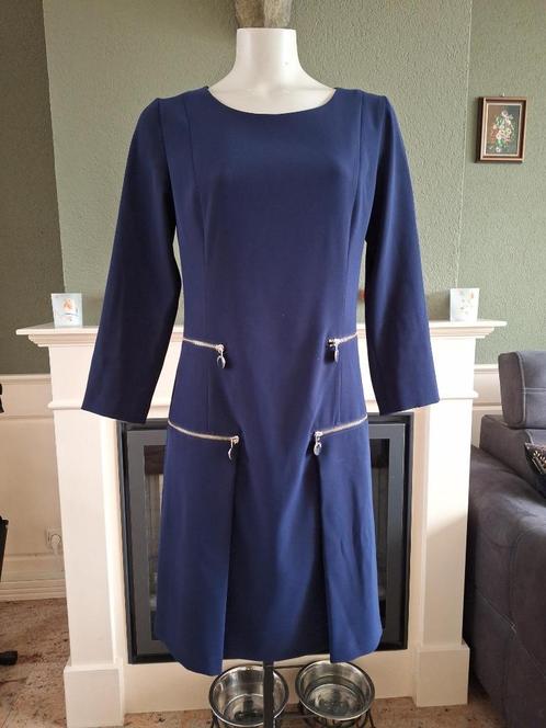 Caroline Biss donkerblauwe jurk met ritsjes 38 gratis verz, Kleding | Dames, Jurken, Zo goed als nieuw, Maat 46/48 (XL) of groter
