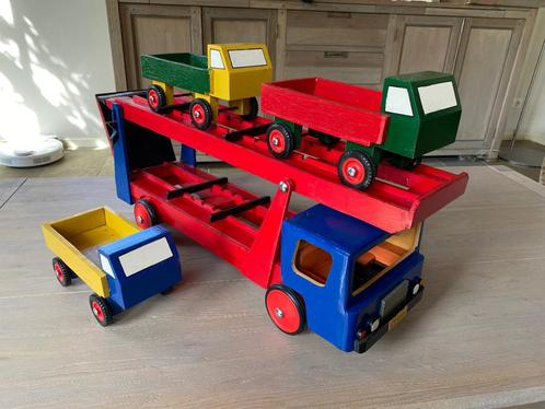 Houten oplegger met 3 vrachtwagens – handgemaakt, Kinderen en Baby's, Speelgoed | Houten speelgoed, Gebruikt, Overige typen, Ophalen