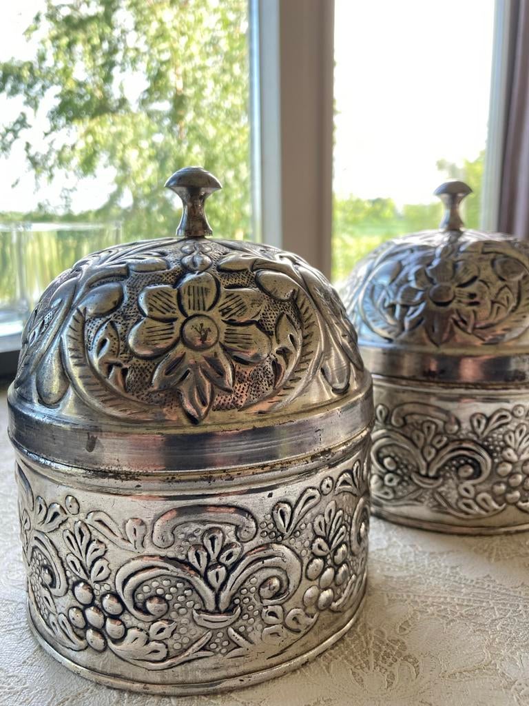 Set van 2 zilverkleurige potten met bloemmotieven, Ophalen of Verzenden