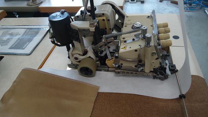 Industrie lockmachine Yamato met Puller (Gordijnband ), Hobby en Vrije tijd, Naaimachines en Toebehoren, Gebruikt, Naaimachine