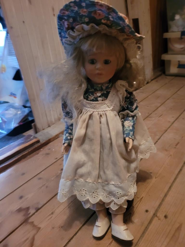 Porseleinen pop op standaard met bloemenjurk en hoed, Ophalen of Verzenden