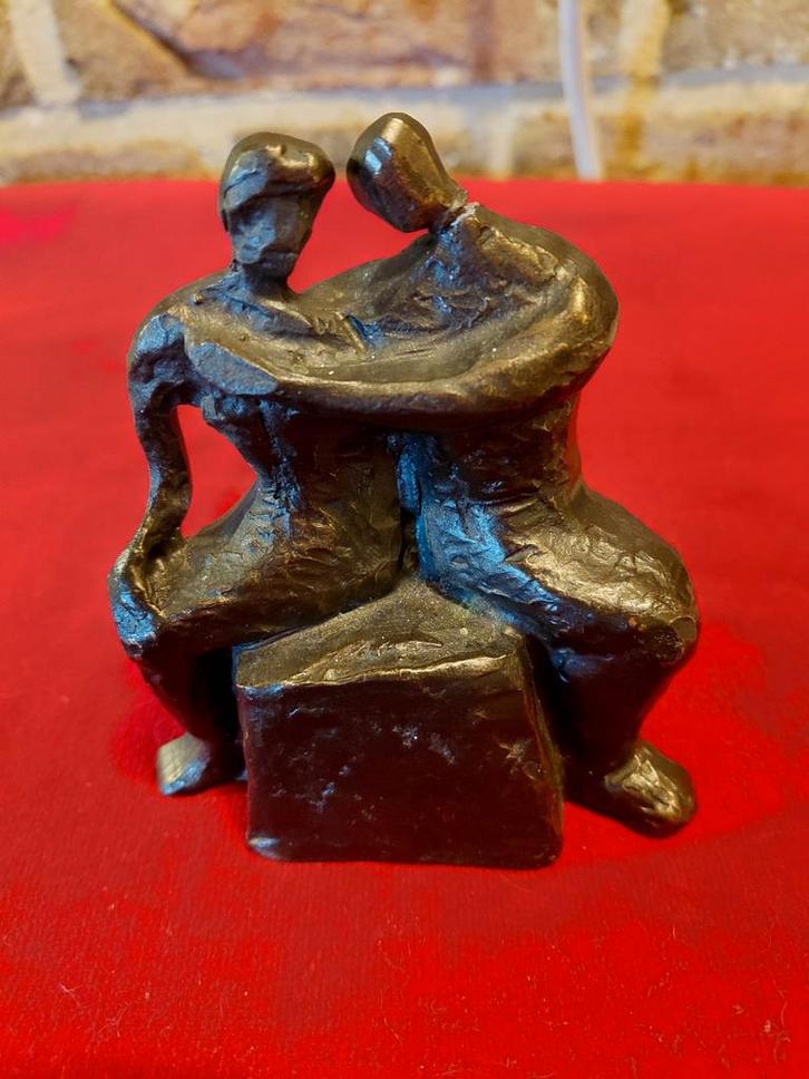 Bronzen beeldje: Twee figuren in omhelzing, Antiek en Kunst, Kunst | Beelden en Houtsnijwerken, Ophalen of Verzenden