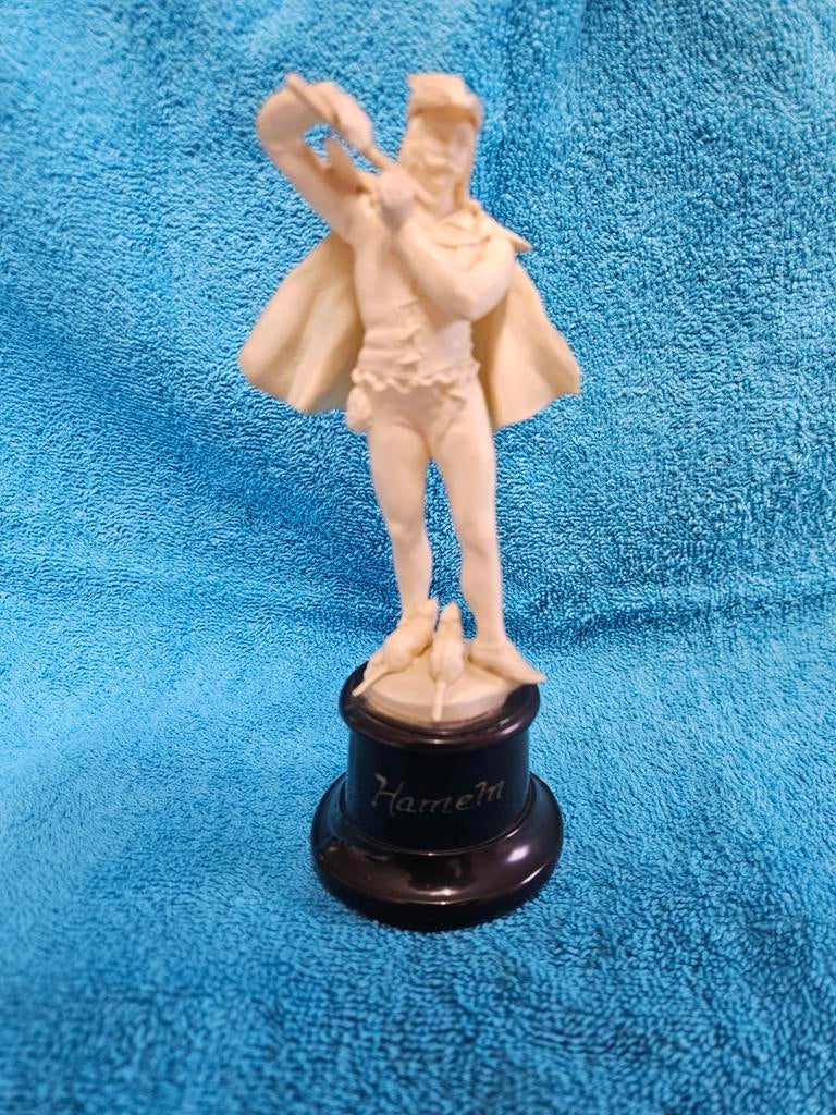 Beeldje  De Rattenvanger van Hamelen, Verzamelen, Beelden en Beeldjes, Ophalen of Verzenden, Zo goed als nieuw, Mens