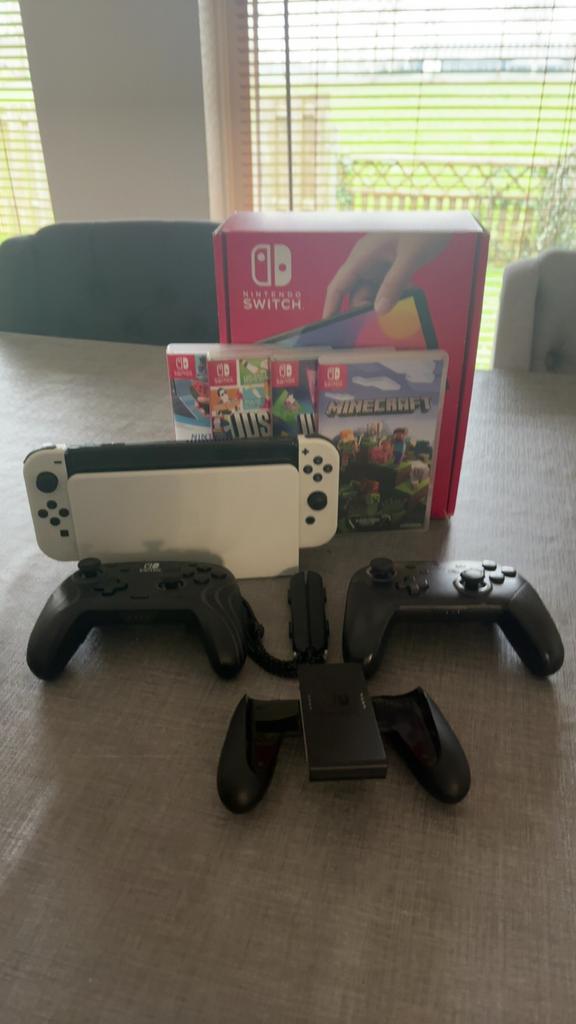 Nintendo Switch OLED (Wit) - Zo goed als nieuw, Spelcomputers en Games, Spelcomputers | Nintendo Switch, Met games, Met 2 controllers