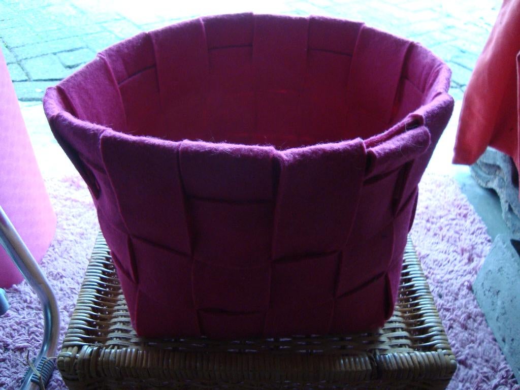 Rose vilten mand, Huis en Inrichting, Woonaccessoires | Schalen en Manden, Overige materialen, Mand, Ophalen of Verzenden, Zo goed als nieuw