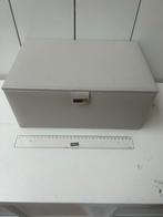 Sieradenkist grijs leer met paarse voering, Huis en Inrichting, Woonaccessoires | Kisten, Ophalen of Verzenden, Gebruikt, Overige materialen