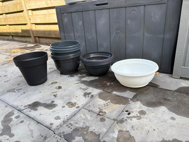 Diverse bloempotten en schotels, Tuin en Terras, Bloempotten, Gebruikt, Kunststof, Tuin, Minder dan 40 cm, 25 tot 40 cm, Rond